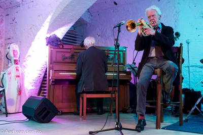 838417 Afbeelding van een optreden van de jazzmuzikanten Ack van Rooijen (trompet) en Rein de Graaff (piano) tijdens ...